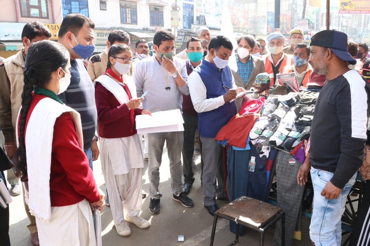 सहारनपुर में एक दिन के लिए दो छात्राओं को मेयर और नगर आयुक्त बनने का मौका दिया गया.