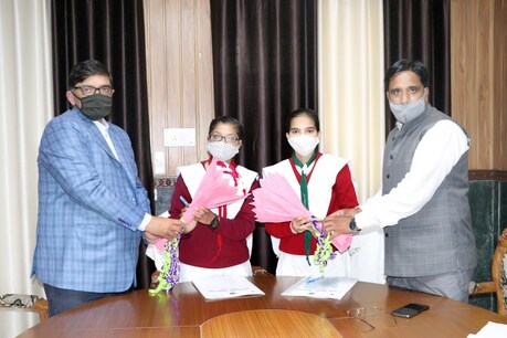 मिशन शक्ति के तहत सहारनपुर में दो छात्राओं को एक दिन के लिए मेयर और नगर आयुक्त बनने का मौका दिया गया.