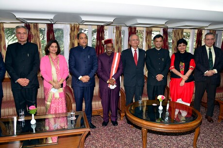 राजभवन में आयोजित कार्यक्रम में मुख्यमंत्री जयराम ठाकुर समेत मुख्य सचिव अनिल खाची व अन्य अधिकारी भी मौजूद रहे.