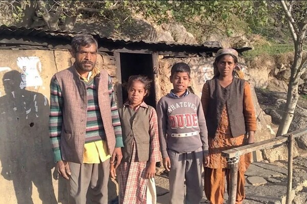 विकास को आईना दिखाती तस्वीर: कुल्लू में 15 साल से पानी की टूटी टंकी में रहता है परिवार