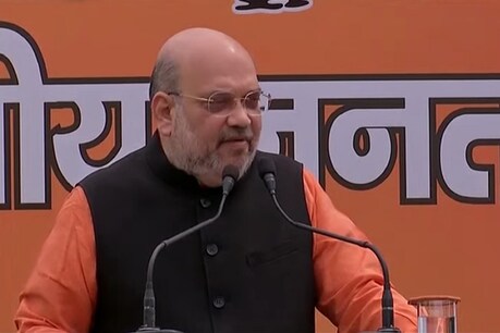 अमित शाह प्रेस कॉन्फ्रेंस कर रह हैं. (फोटो: Bjp4India)