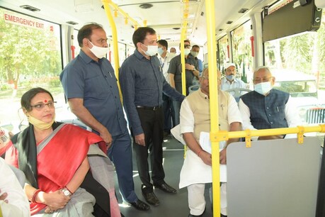 पटना में इलेक्ट्रिक बस की सवारी करते बिहार के सीएम नीतीश कुमार