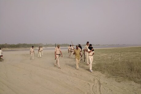 समस्तीपुर के दियारा इलाके में जाती पुलिस