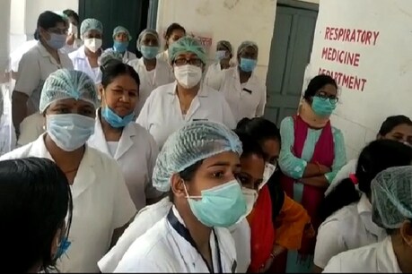 छुट्टी रद्द होने के बाद हंगामा करतीं पीएमसीएच की नर्सें