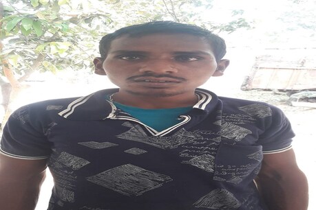Jamui News: जमुई से गिरफ्तार किए गए नक्सली संजय मरांडी को पुलिस की सरगर्मी से तलाश थी. पुलिस फिलहाल गिरफ्तारी के बाद उससे पूछताछ कर रही है.