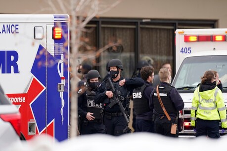 बोल्डर, कोलोराडो में गोलाबीर के बाद तैनात पुलिस (AP Photo/David Zalubowski)