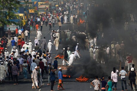 पीएम मोदी के दौरे के बाद बांग्लादेश में भड़की हिंसा (AP Photo/Mahmud Hossain Opu)