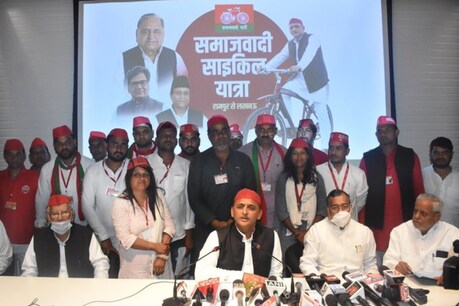 साइकिल यात्रा पूरा होने पर अखिलेश यादव ने लखनऊ स्थित पार्टी मुख्यालय में समाजवादी पार्टी के कार्यकर्ताओं का उत्साह बढ़ाया