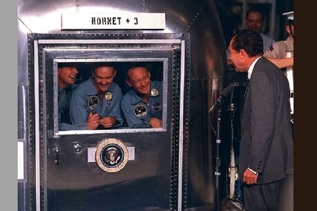 चंद्रमा (Moon) से आने के बाद अपोलो 11 (Apollo11) की टीम को कई दिनों चत क्वारेंटीन रह पड़ा था. (तस्वीर: NASA via Wikimedia Commons)