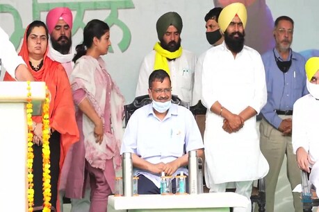 पंजाब के मोगा में आयोजित किसान महापंचायत में अरविंद केजरीवाल. (AAP Twitter/21 March 2021)
