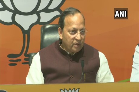 असम विधानसभा चुनाव के लिए बीजेपी उम्मीदवारों की लिस्ट जारी करते हुए बीजेपी महासचिव अरुण सिंह. (फोटो साभार-ANI)