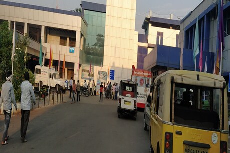 bhopal. होमगार्ड जवान पुष्पराज जे पी अस्पताल के कोविड वॉर्ड में भर्ती था.