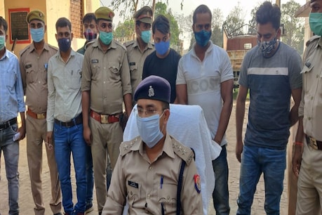पुलिस को पूछताछ में शातिर गिरोह के दो और सदस्यों का पता चला है. पुलिस अब उनकी सरगर्मी से तलाश कर रही है