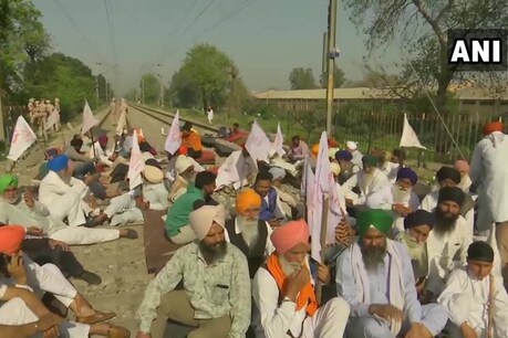 अमृतसर में किसान रेल्वे ट्रैक पर पहुंच गए हैं. (फोटो: ANI/Twitter)