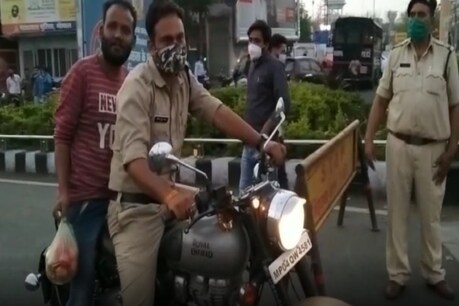 बिना फेस मास्क लगाए बाइक सवार युवक जैसे ही बोर्ड ऑफिस चौराहा पहुंचा तो वहां मौजूद पुलिसकर्मियों ने उसे रोक लिया