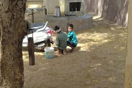 सोशल मीडिया में वायरल हो रहे वीडियो में छोटे बच्चे स्कूल प्रांगण में साफ-सफाई करते दिख रहे हैं (वायरल वीडियो से इमेज ग्रैब)