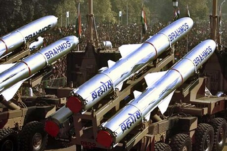 ब्रह्मोस मिसाइल (Brahmos Missile) का समुद्र से जमीन पर मार करने वाला वेरिएंट का पहला ही परीक्षण सफल हुआ. (फाइल फोटो)