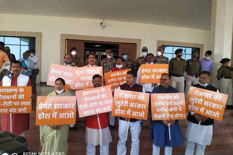 झारखंड में चल रहे विधानसभा सत्र के दौरान विपक्ष का हंगामा जारी है.