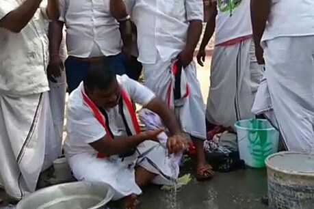 कपड़े धुलते AIADMK उम्मीदवार टी कथिरावन (तस्वीर-ANI)
