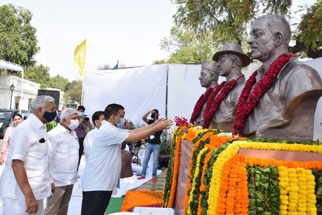 सीएम अरविंद केजरीवाल ने शहीद-ए-आजम भगत सिंह, राजगुरु और सुखदेव को श्रद्धांजलि अर्पित की.