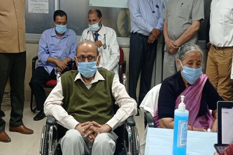 सीएम केजरीवाल ने कहा कि सभी पात्रता रखने वाले कोरोना वैक्सीन लगवाने के लिए आगे आएं.