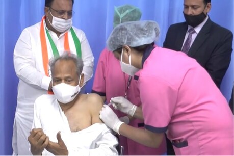 तस्वीर दो दिन पहले की है, जब राजस्थान के CM अशाेक गहलोत ने वैक्सीन लगवाई थी.