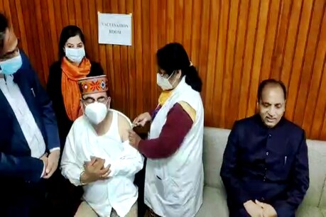 स्पीकर विपिन परमार को वैक्सीन लगाने के बाद अपनी बारी का इंतजार करते हुए सीएम जयराम ठाकुर.