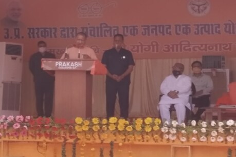 गोरखपुर में सीएम योगी ने कहा कि यूपी संभावनाओं का प्रदेश है. फरवरी 2018 में ओडीओपी को शुरू किया था. आज आत्मनिर्भर भारत की परिकल्पना को ओडीओपी निर्वहन कर रही है