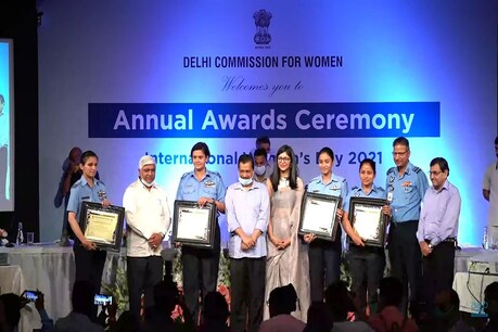 अंतर्राष्ट्रीय महिला दिवस के अवसर पर दिल्ली महिला आयोग के प्रोग्राम में सीएम अरविंद केजरीवाल ने शानदार कार्यों के लिए महिलाओं को सम्मानित किया.