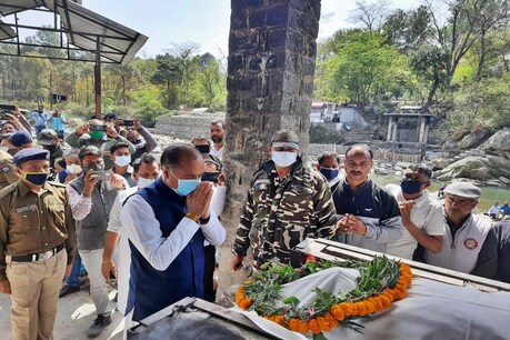मंडी में भाजपा सांसद के अंतिम संस्कार में शामिल हुए सीएम जयराम ठाकुर.
