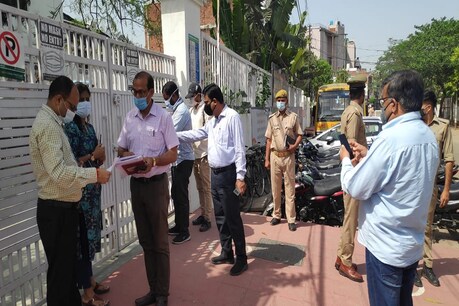लखनऊ के सीएमएस स्कूल की महानगर शाखा कोरोना मरीज मिलने के बाद सील कर दी गई है.