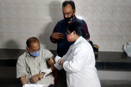 रांची से बीजेपी विधायक सीपी सिंह ने टीका लगवाया.