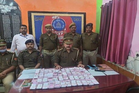 GRP और RPF ने चेकिंग अभियान के दौरान कामाख्या एक्स्प्रेस ट्रेन की एक बोगी के पास रखे पिट्ठू बैग को बरामद किया जिसमें एक करोड़ की जाली करेंसी रखी थी