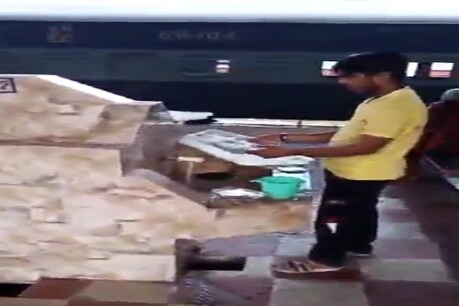 दीन दयाल उपाध्याय रेलवे स्टेशन के प्लेटफॉर्म संख्या छह पर स्थित एक फूड स्टाल पर यूज एंड थ्रो प्लेट को धो कर फिर से उसे दुकान में रखता हुआ नजर आया है (वायरल वीडिया से इमेज ग्रैब)