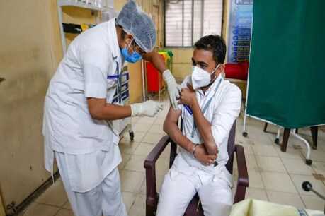दिल्ली सरकार अब तक 75 फीसदी स्वास्थ्य कर्मियों का कोरोना वैक्सीनेशन कर चुकी है. (PTI File Photo)