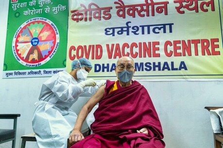 धर्मशाला अस्पताल में दलाई लामा को लगाई गई वैक्सीन.
