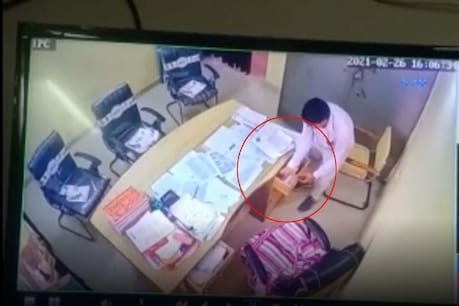DAO के इशारे पर ठेकेदार ने मेज पर रखे नोट, वीडियो वायरल.