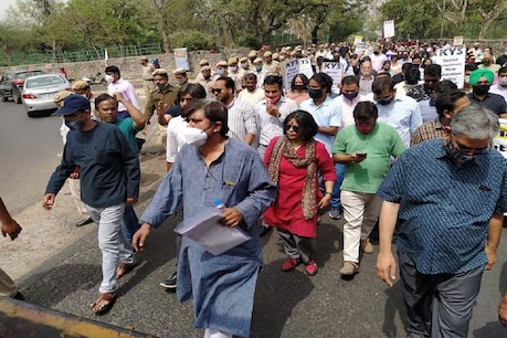शिक्षकों ने कॉलेजों में वेतन और ग्रांट की समस्या को लेकर DU से लेकर LG निवास तक पैदल मार्च-प्रदर्शन किया.