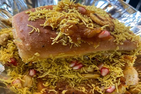 दाबेली गुजरात की ये डिश है (credit: instagram/longstoryshort_storyteller)