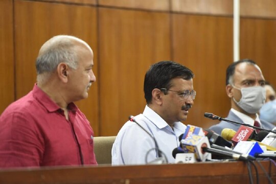 केजरीवाल सरकार की नई एक्साइज पॉलिसी को लेकर कांग्रेस और बीजेपी ने सवाल खड़े किए हैं. (File Photo)