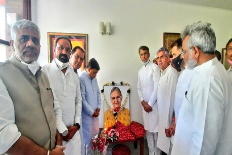दिल्ली की पूर्व मुख्यमंत्री शीला दीक्षित की जन्म जयंती पर पुष्पाजंलि कार्यक्रम आयोजित किया गया है.