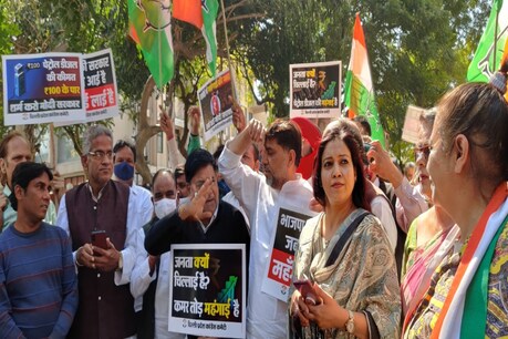 दिल्ली कांग्रेस के नेताओं ने तेल और ईंधन के लगातार बढ़ते दामों के विरोध में बीजेपी मुख्यालय के सामने प्रदर्शन और नारेबाजी की