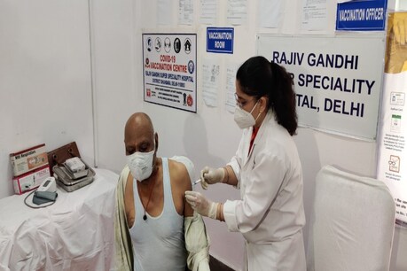 दिल्ली के राजीव गांधी अस्पताल में कोरोना वैक्सीन लगवाते हुए एक बुजुर्ग