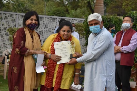 समाज कल्याण विभाग की ओर से दिव्यांगजनों को सम्मानित किया.