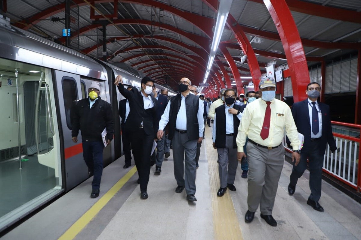 दिल्ली मेट्रो में अगले साल से शुरू होगी NCMC सेवा, आपको बस, टैक्सी में सफर के अलावा मिलेगा ये भी मौका 1 delhi metro news, National Common Mobility Card, DMRC, DMRC news, ncmc service, ncmc service in delhi metro, what is ncmc service, passengers, parking, shopping, दिल्ली मेट्रो, डीएमआरसी, एनसीएमसी सेवा, पार्किंग, बस, टैक्सी, मेट्रो कार्ड से कर सकते हैं खरीददारी, अगले साल से यह सेवा होगी लागू, मेट्रो लाइन, एयरपोर्ट मेट्रो, यात्रियों की सुविधा,