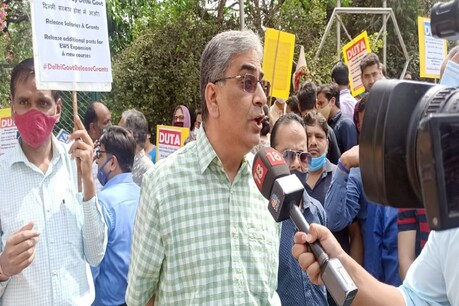 वित्तीय परेशानियों का समाधान कराने काे अब शिक्षक संगठन एलजी से हस्तक्षेप करने की गुहार लगा रहे हैं. (File Photo)