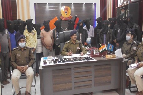 पुलिस के मुताबिक गिरफ्तार साइबर अपराधी बैंक अधिकारी बनकर लोगों से फोन पर झांसा देकर उनके आधार कार्ड के डीटेल और OTP हासिल कर लेते थे
