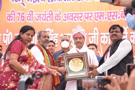 मेरठ में प्रतिमा अनावरण के कार्यक्रम में उपमुख्यमंत्री दिनेश शर्मा ने कहा कि उत्तर प्रदेश में उनकी सरकार के दौरान कानून व्यवस्था में सुधार हुआ है