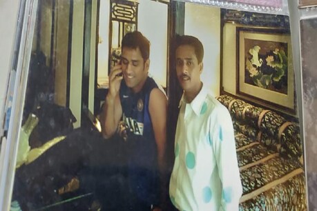 खड़गपुर सदर सीट से धोनी के दोस्त प्रदीप सरकार के खिलाफ बीजेपी ने बांग्ला फिल्म इंडस्ट्री के सुपरस्टार हिरण चटर्जी को मैदान में उतारा है.