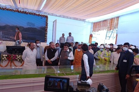 केंद्रीय परिवहन मंत्री नितिन गडकरी ने गुरुवार को द्वारका एक्सप्रेसवे के काम का निरीक्षण किया.